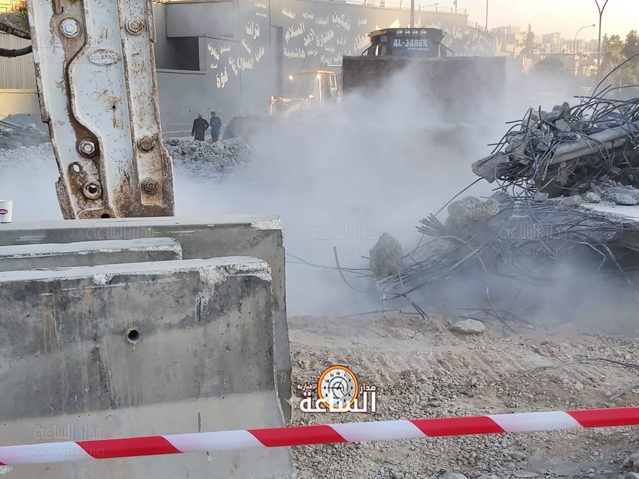 انهيار عوارض خرسانية بشارع الجيش (فيديو