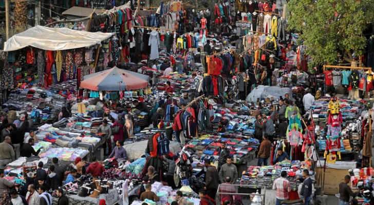 في قلب القاهرة.. ماسح أحذية يعمل