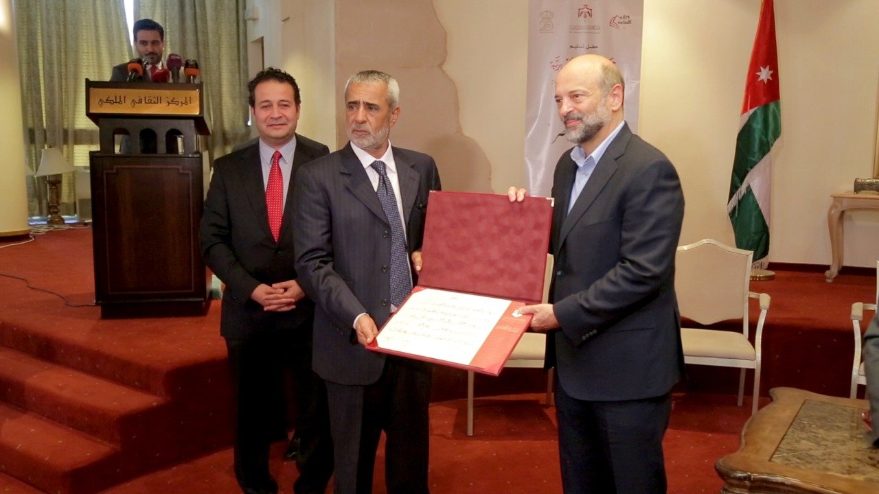 الأديب أمجد ناصر يتسلم جائزة الدولة