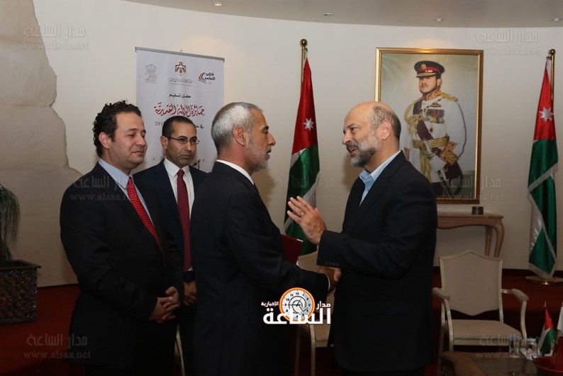 الأديب أمجد ناصر يتسلم جائزة الدولة