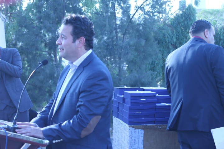 الدكتور محمد ابورمان يكرم طلابا من