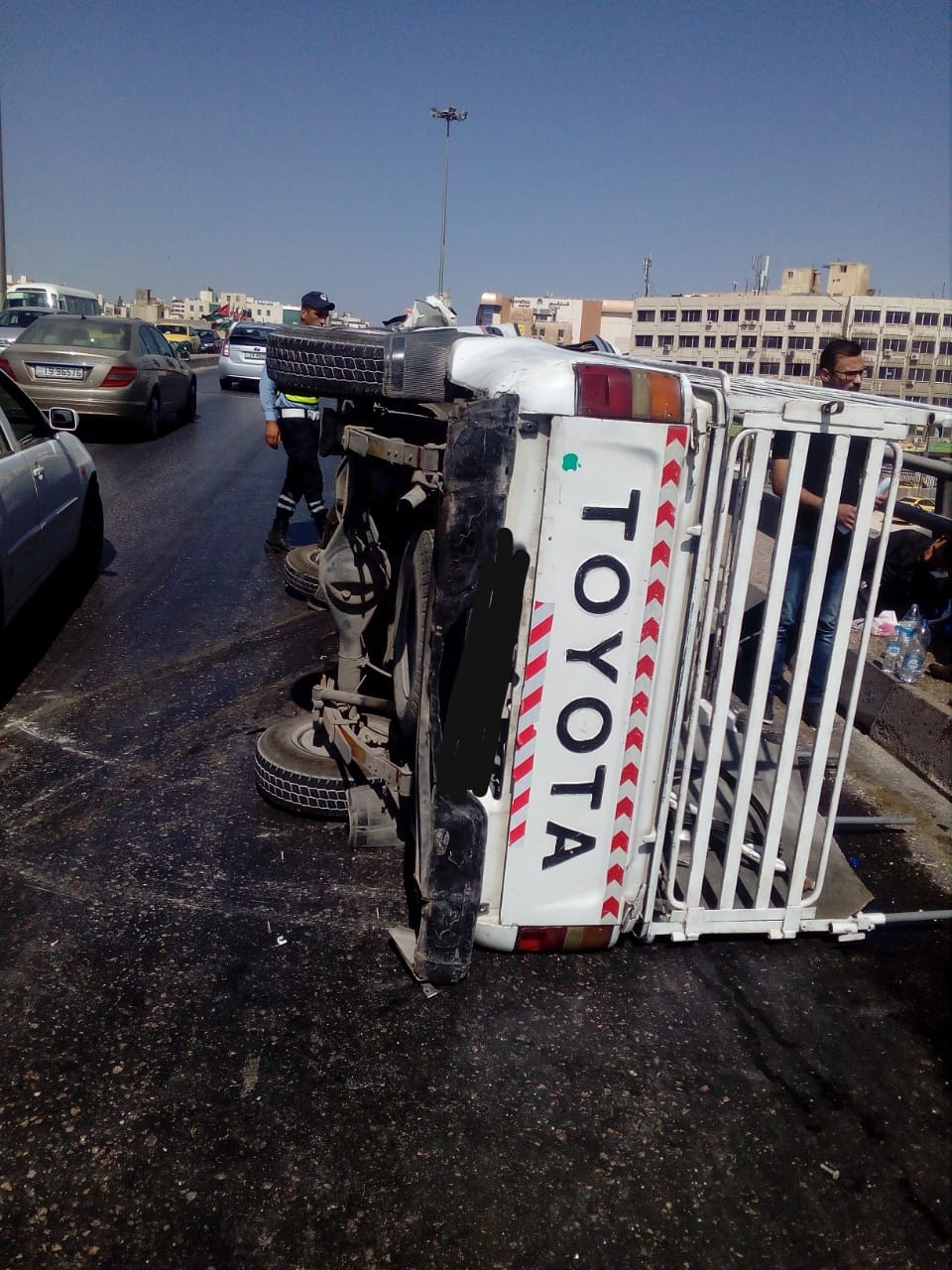 تدهور ’غريب‘ لمركبة أعلى جسر المدينة