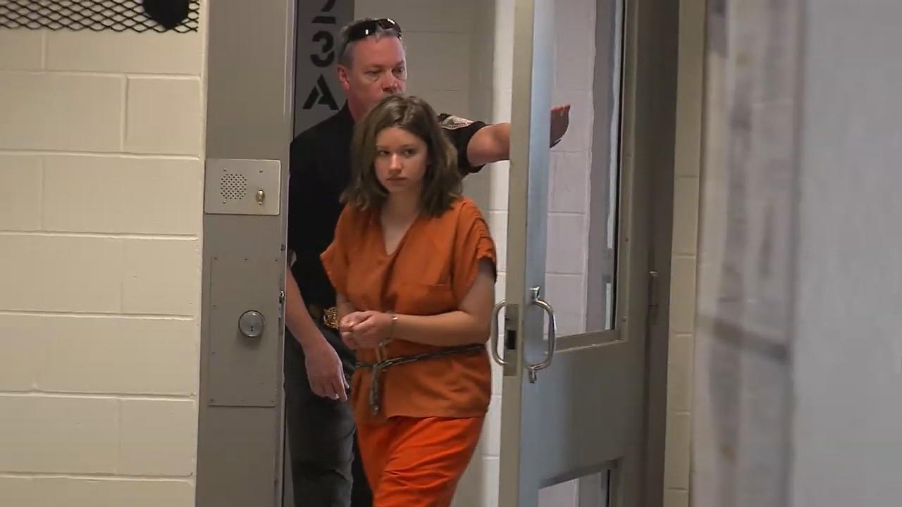 احتجاز فتاة خططت لقتل 400 شخص