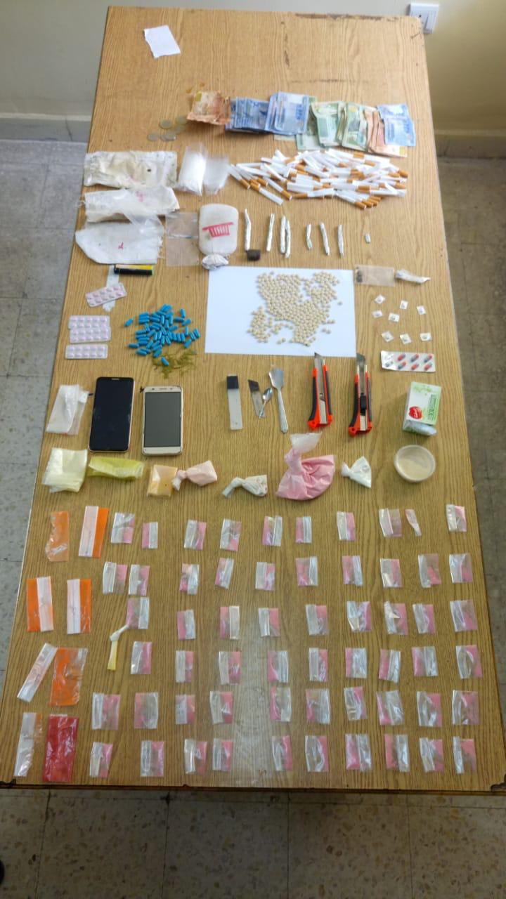 ضبط شخصين بحوزتهما قطع حشيش وحبوب