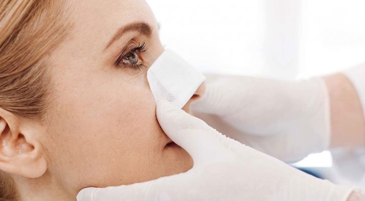 محاكمة عربي ’نطح‘ أجنبية وكسر أنفها