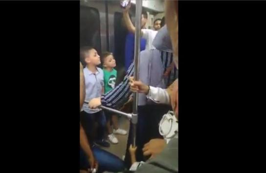 طفلان يقودان ركاب مترو لمدح الرسول