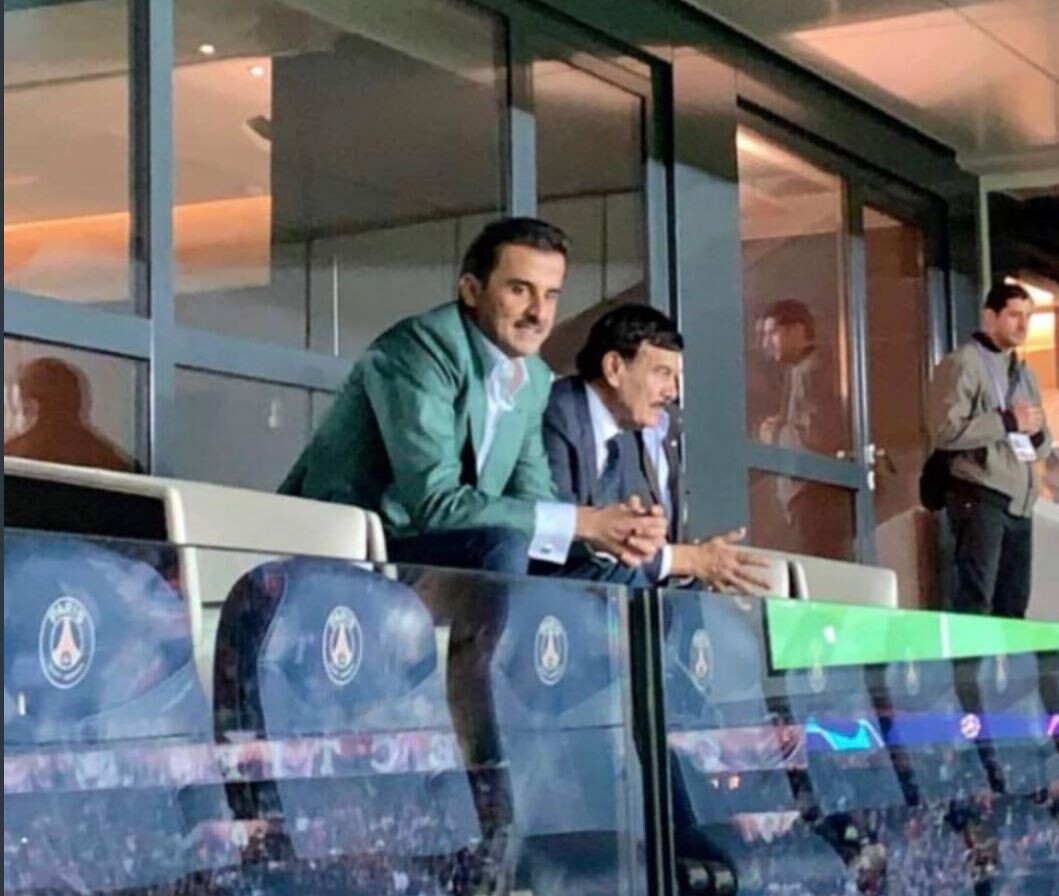 أمير قطر يخطف الأنظار في موقعة