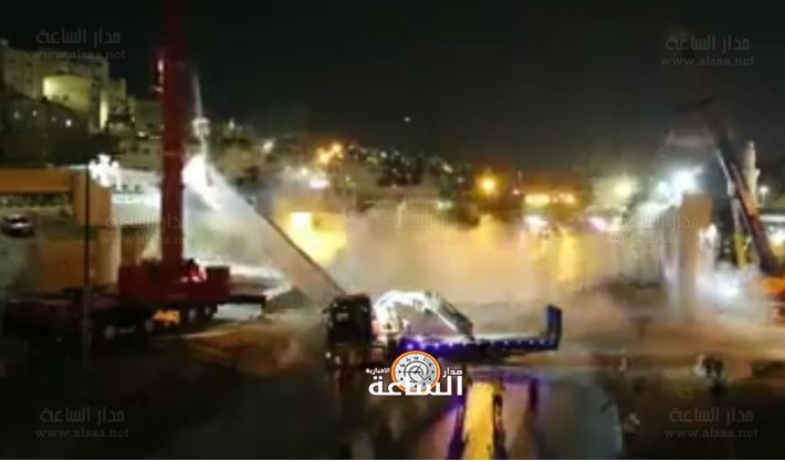 شاهد.. لحظة سقوط وصلات جسر الباص