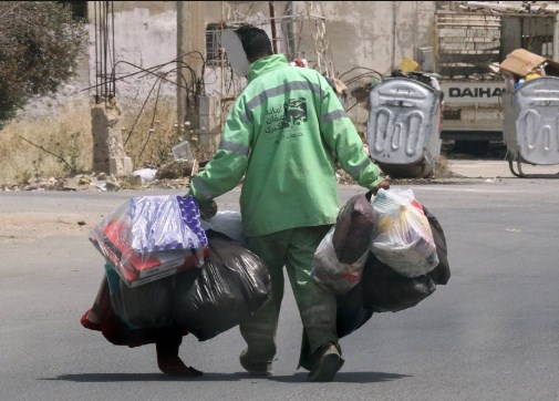 بفيديو متداول.. مراقب يجبر عامل وطن
