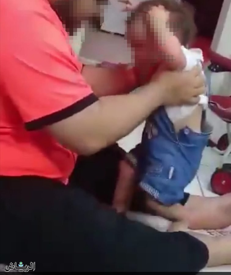 القبض على معذب طفلته ذات الـ