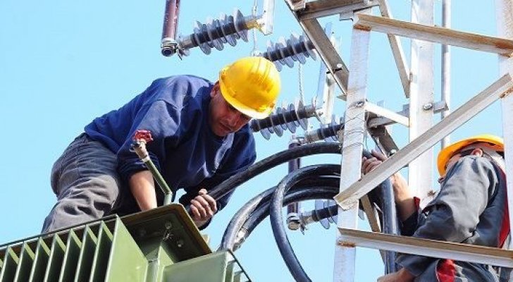 الاحتلال يعاقب الفلسطينيين بقطع الكهرباء عنهم