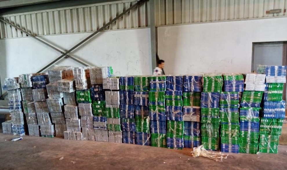 احباط تهريب 124 كرتونة دخان داخل