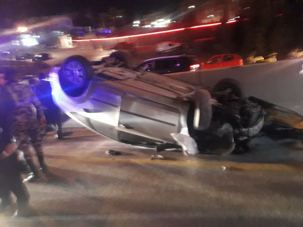 إصابة 3 اشخاص بتدهور مركبة على