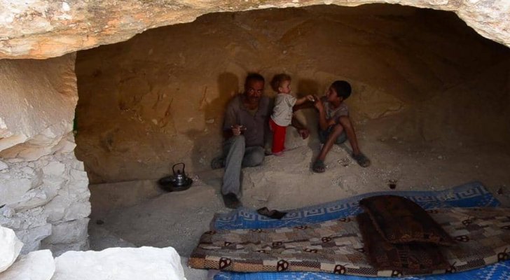 سوريون يتخذون من كهوف بدائية مساكن