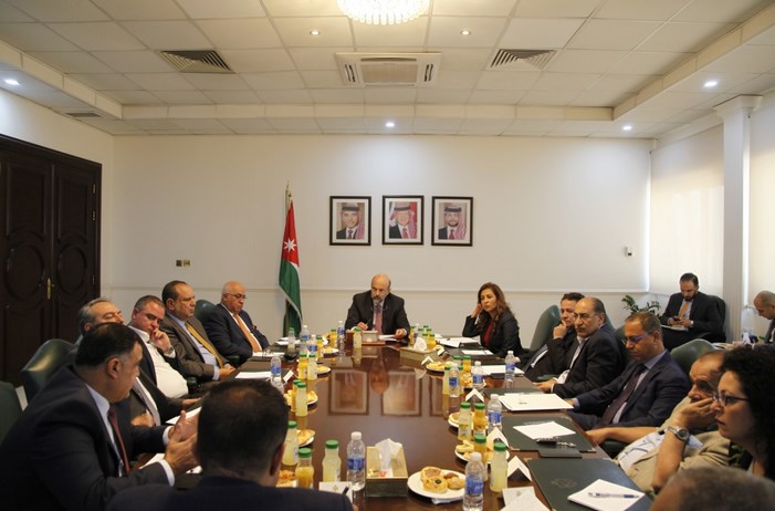 الرزاز: ليس هناك حلول سهلة ولا