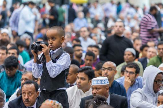 مجموعة كندية متطرفة تمزق نسخا من