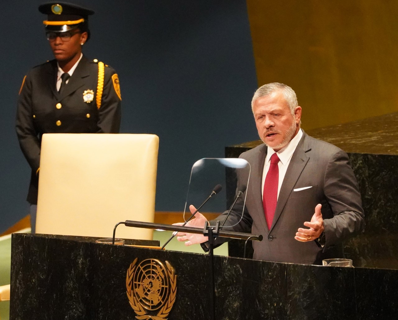 الملك: ألم يحن الوقت لوقوف العالم