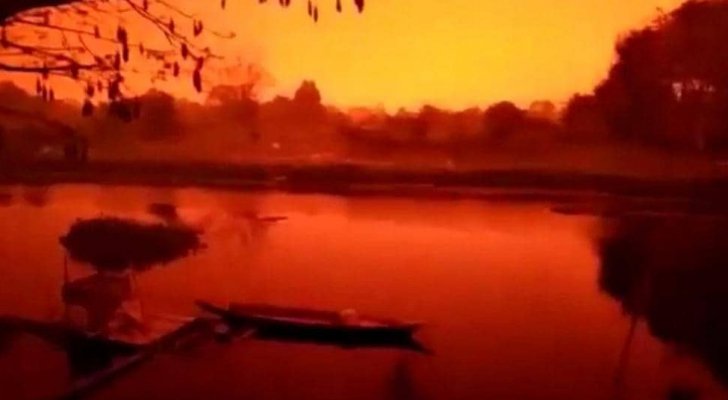 مشهد مروع.. سماء اندونيسيا تتحول للون