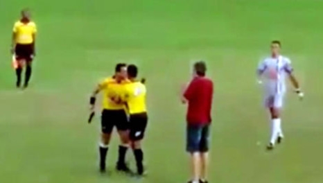 حكم يشهر مسدسا في وجه اللاعبين