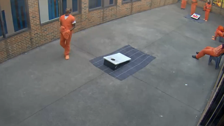 سجين يتسلم المخدرات عبر طائرة مسيرة