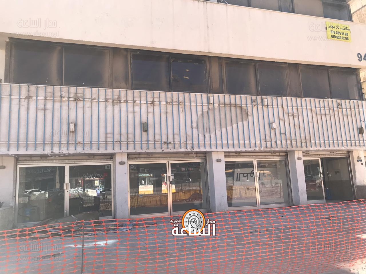 آليات الأمانة تزيل يافطة عمرها 30