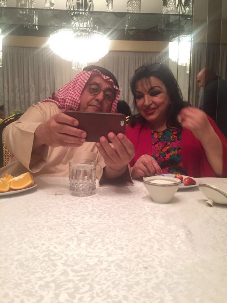 قدم لها الفراولة.. صور طريفة لداوود