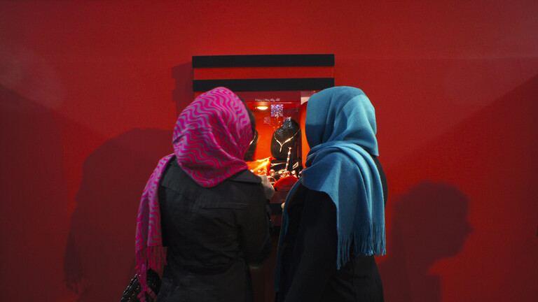 إيران.. طبيبة خلعت حجابها وجلست على