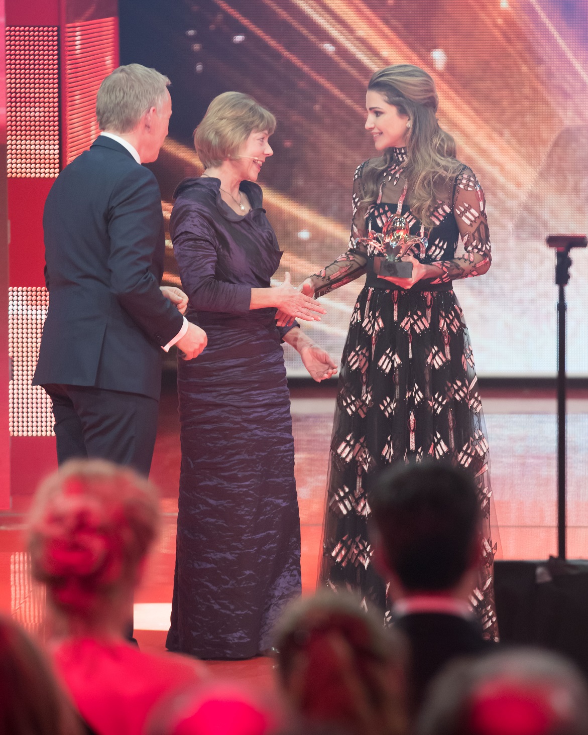 الملكة رانيا العبدالله تستلم جائزة القلب