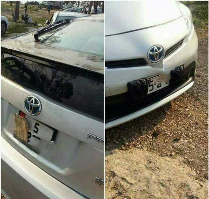 موظف يغطي لوحة السيارة الحكومية خلال