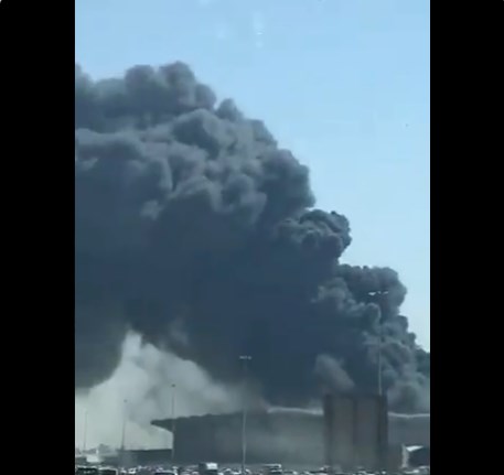 فرق الإطفاء تتعامل مع حريق ضخم