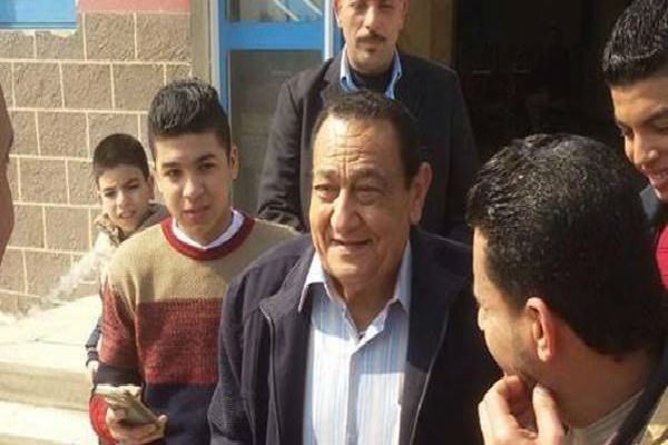 صور: قد تظن أنك تصافح مبارك