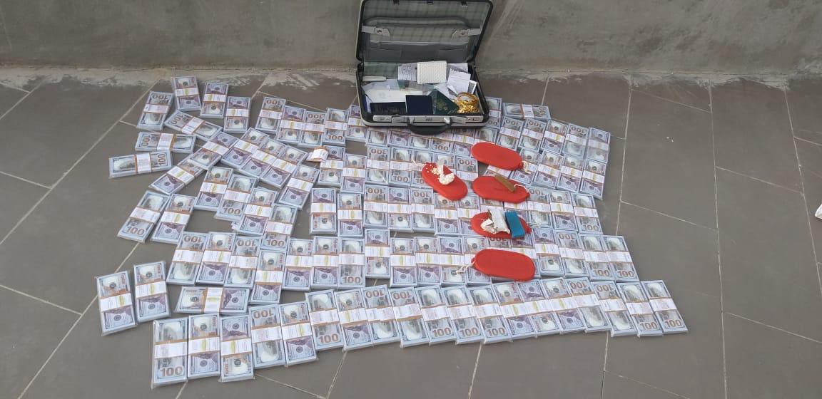 ضبط شخصين بحوزتهما دولارات مزيفة وخمس