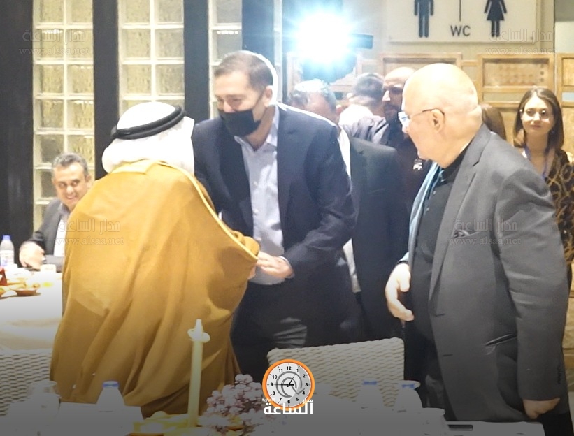 مصافحة بين عبدالرؤوف الروابدة وسمير الرفاعي