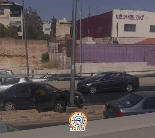 سائق يخرج من مركبته والدماء تغطي