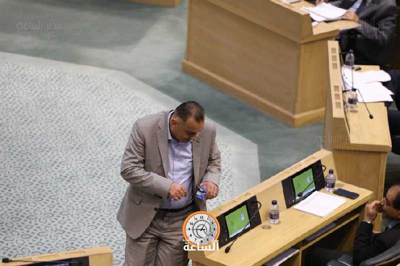 ما قصة باكيت العصير بيد النائب