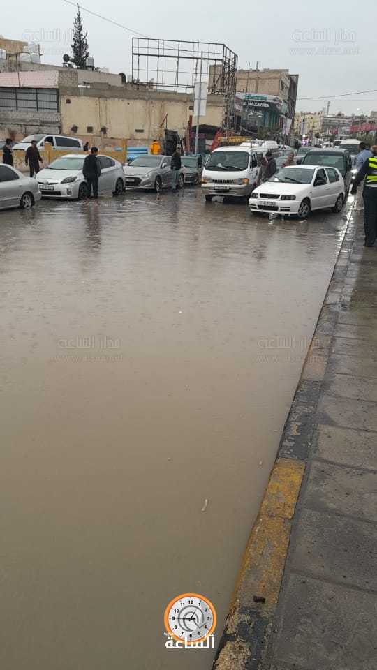 رجال السير يفتحون مناهل تصريف المياه