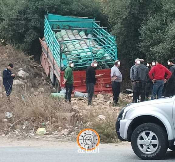 تدهور شاحنة غاز في عجلون.. والعناية