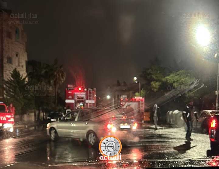 رغم الامطار.. احتراق سيارة بي ام