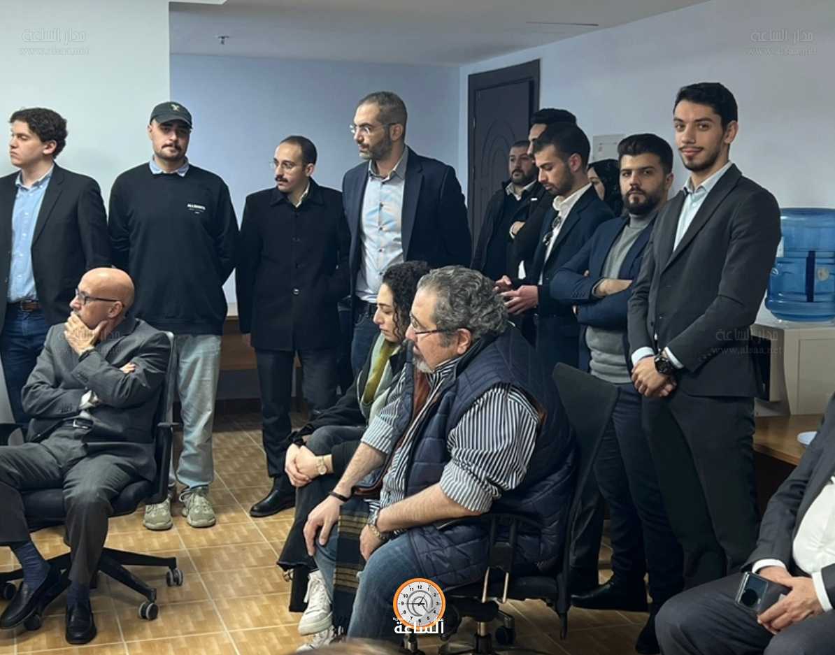 وزيران سابقان وصحفي وقاض وشخصيات.. وقعوا