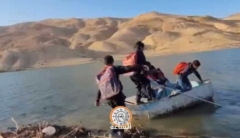 للوصول لمدارسهم.. يقطعون “سد الموجب” تجديفا..