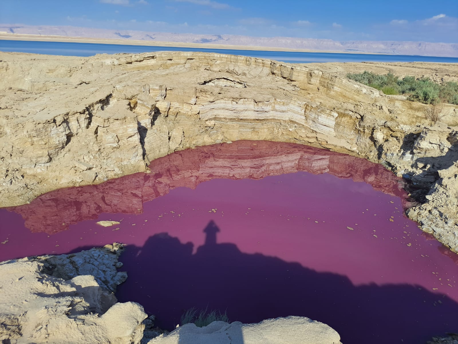 Покажи красную воду. Мертвое озеро Иордания. Мертвое красное озеро. Озеро красного цвета. Кровавое озеро.