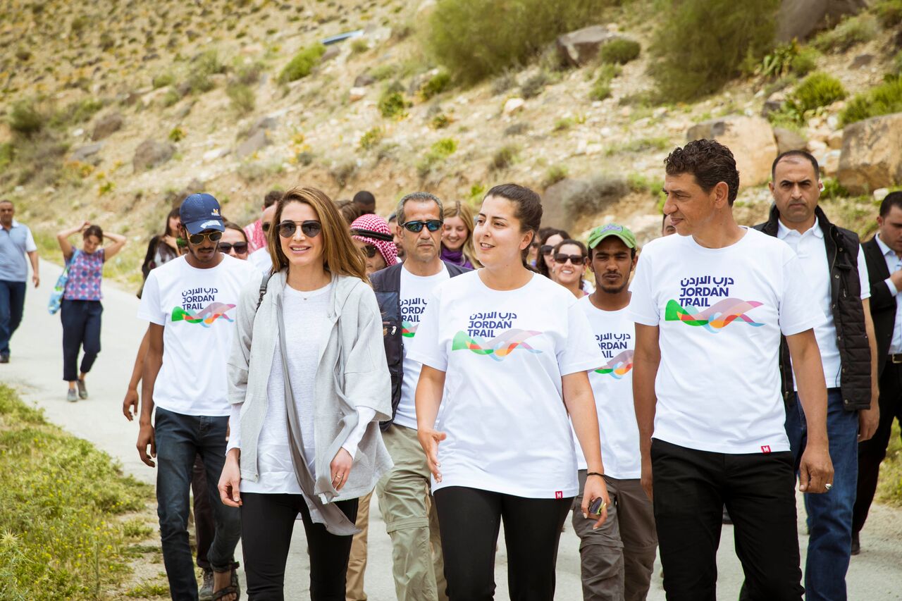 الملكة رانيا خلال جولة في قرية ضانا في الطفيلة ضمن رحلة المسير التي تنظمها جمعية درب الأردن  الطفيلة، الأردن/ 1 أيار 2017