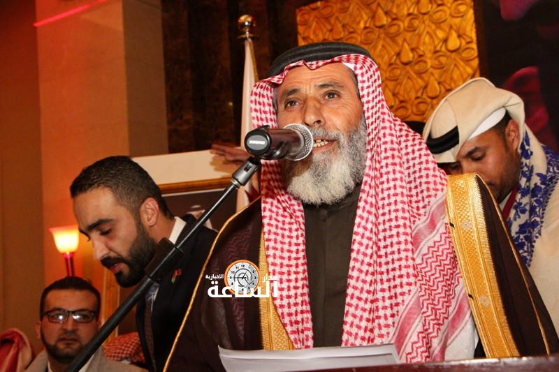 الشاعر الاردني محمد فناطل الحجايا يلقي قصيدته في حفل السفارة القطرية في عمان