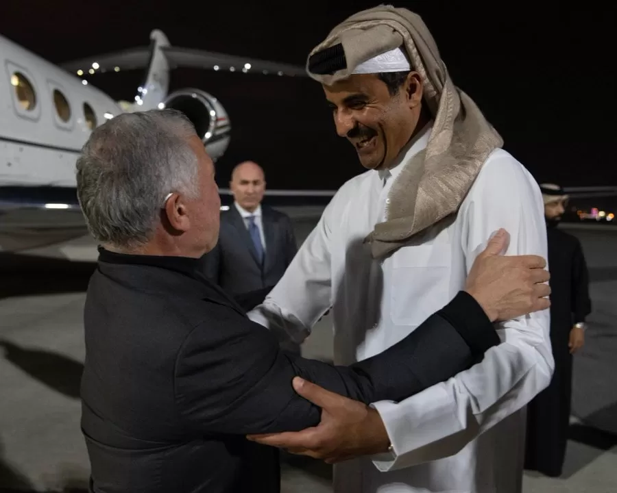 أمير قطر يتقدم مستقبلي الملك بالدوحة