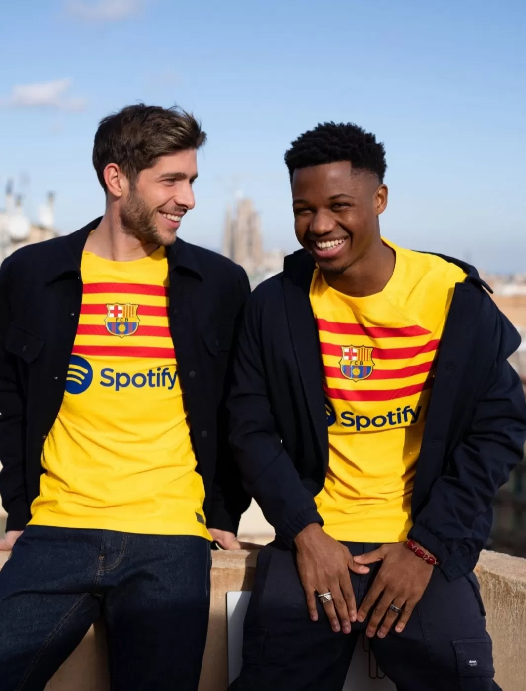 بالصور.. برشلونة يكشف عن قميصه الجديد