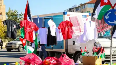 عمّان تتزين بالأعلام الأردنية وقمصان المنتخب