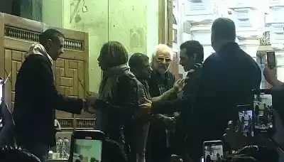 الفنان أحمد الفيشاوي يعتدي على مصور