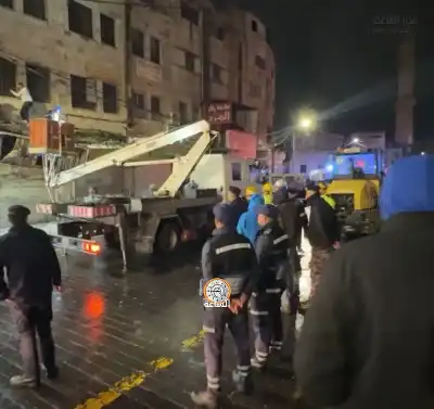 الجهات المعنية تتعامل مع انهيار جزئي