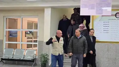 وزير الداخلية في زياره مفاجئة ويثني