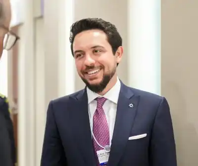 مندوبا عن الملك.. ولي العهد يشارك